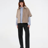 Kortærmet cape-jakke i blød uldblanding i beige/lys brun. Siljamd cape har en krave, lommer og fine brune knapper. Perfekt lag-på-lag-stykke over en strik for et elegant, sæsonrigtigt look.&nbsp;
