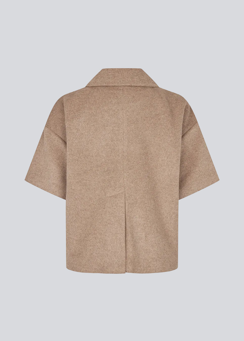 Kortærmet cape-jakke i blød uldblanding i beige/lys brun. Siljamd cape har en krave, lommer og fine brune knapper. Perfekt lag-på-lag-stykke over en strik for et elegant, sæsonrigtigt look.&nbsp;