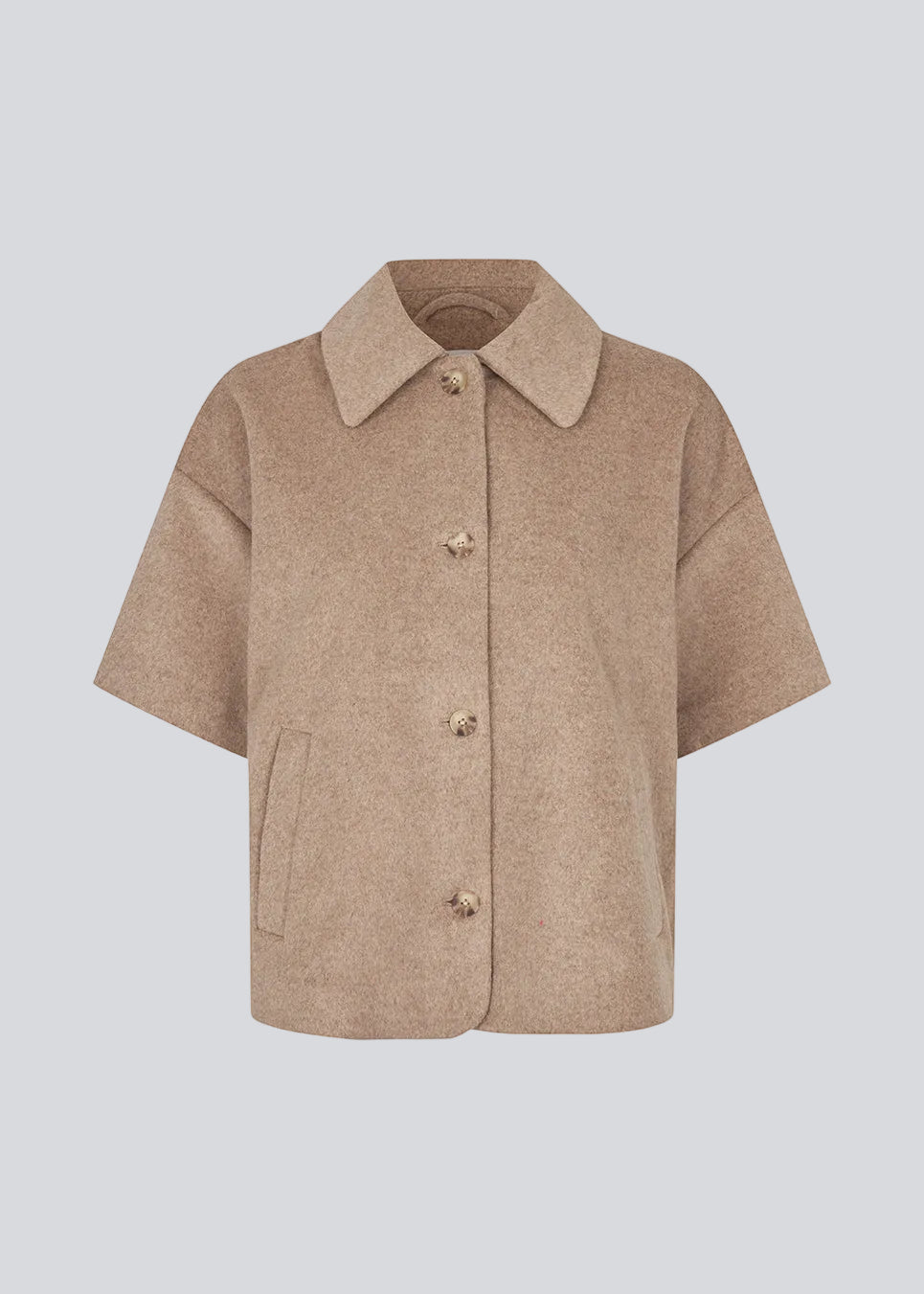 Kortærmet cape-jakke i blød uldblanding i beige/lys brun. Siljamd cape har en krave, lommer og fine brune knapper. Perfekt lag-på-lag-stykke over en strik for et elegant, sæsonrigtigt look.&nbsp;