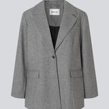 Grå blazer i uldblanding. Simonmd blazer har krave, lange ærmer og to rummelige lommer. Den lukkes med en enkel, synlig knap og er perfekt som overgangsjakke eller som et varmt lag over en t-shirt i vintermånederne.