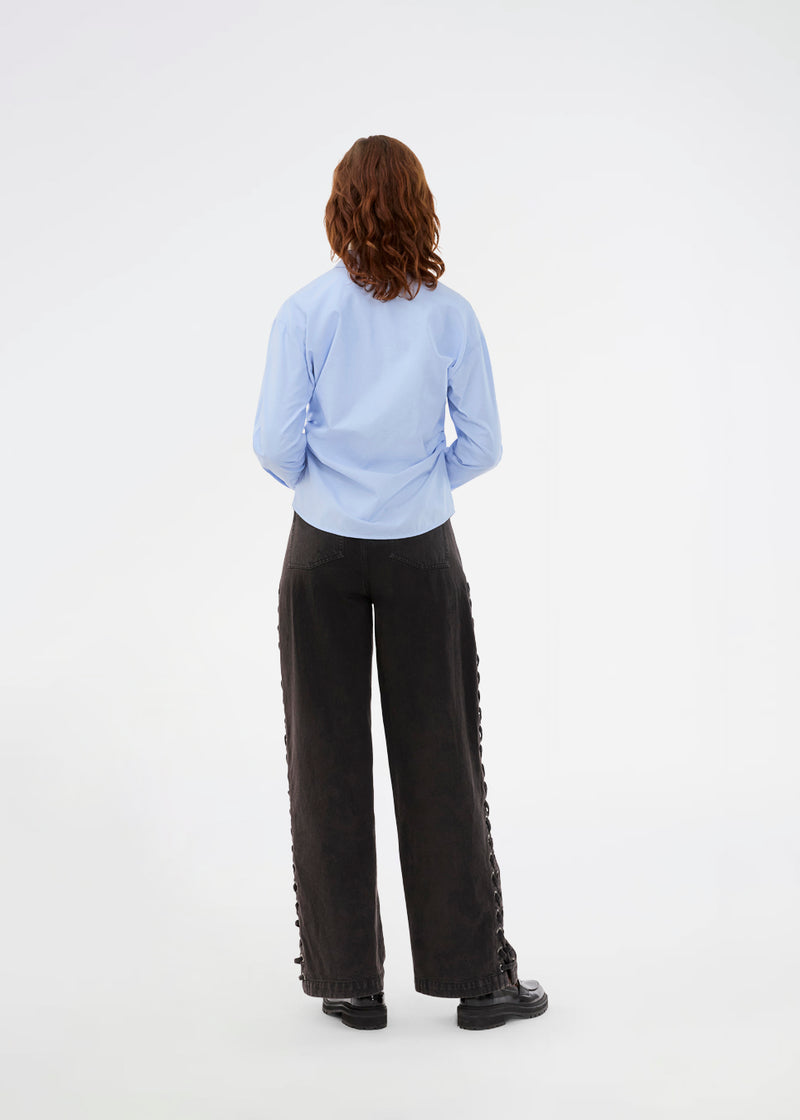 Klassisk figursyet skjorte. Siobanmd shirt har rynkedetaljer i siden, lange ærmer og knaplukning – elegant og alsidig.
