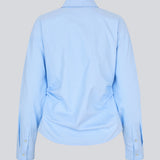 Klassisk figursyet skjorte. Siobanmd shirt har rynkedetaljer i siden, lange ærmer og knaplukning – elegant og alsidig.
