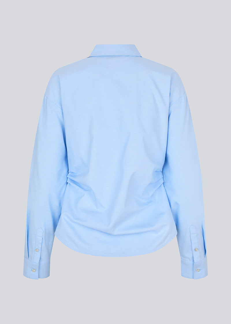 Klassisk figursyet skjorte. Siobanmd shirt har rynkedetaljer i siden, lange ærmer og knaplukning – elegant og alsidig.
