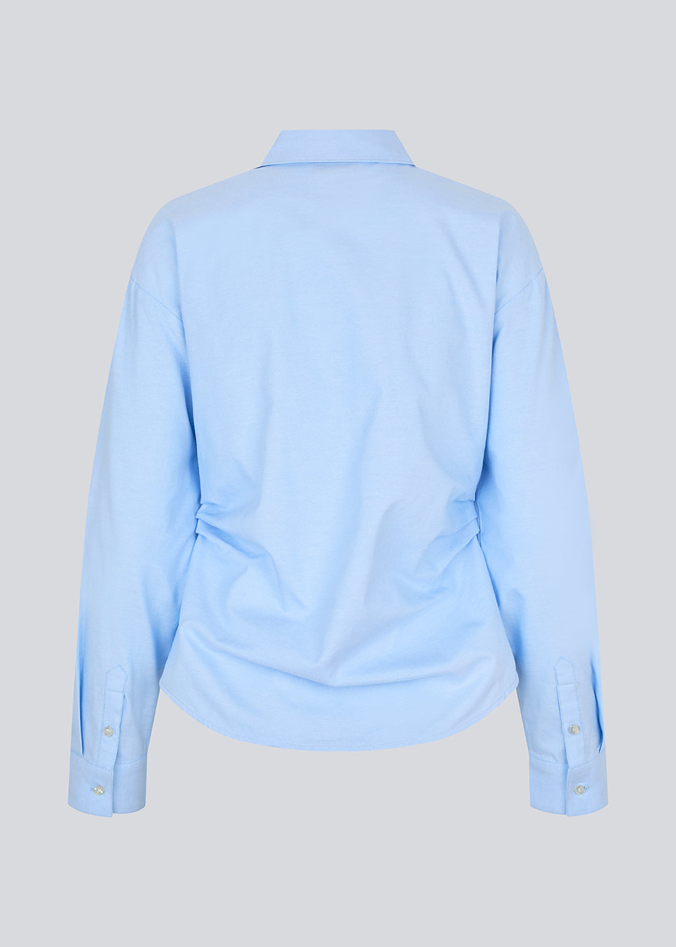 Klassisk figursyet skjorte. Siobanmd shirt har rynkedetaljer i siden, lange ærmer og knaplukning – elegant og alsidig.
