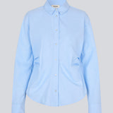 Klassisk figursyet skjorte. Siobanmd shirt har rynkedetaljer i siden, lange ærmer og knaplukning – elegant og alsidig.
