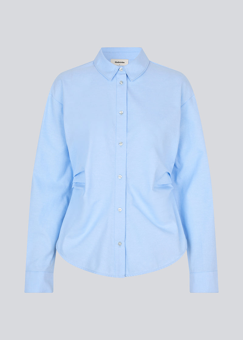 Klassisk figursyet skjorte. Siobanmd shirt har rynkedetaljer i siden, lange ærmer og knaplukning – elegant og alsidig.
