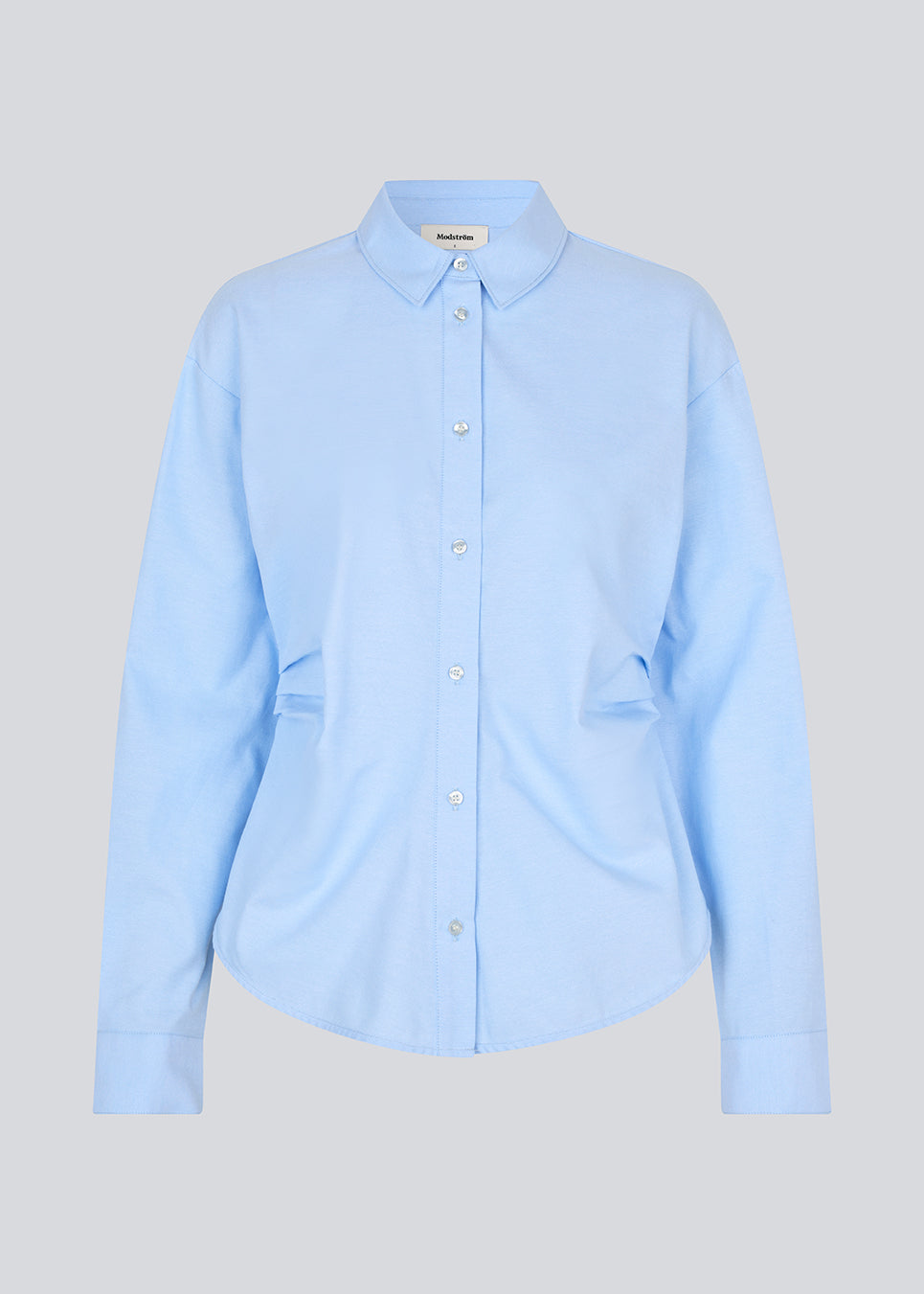Klassisk figursyet skjorte. Siobanmd shirt har rynkedetaljer i siden, lange ærmer og knaplukning – elegant og alsidig.
