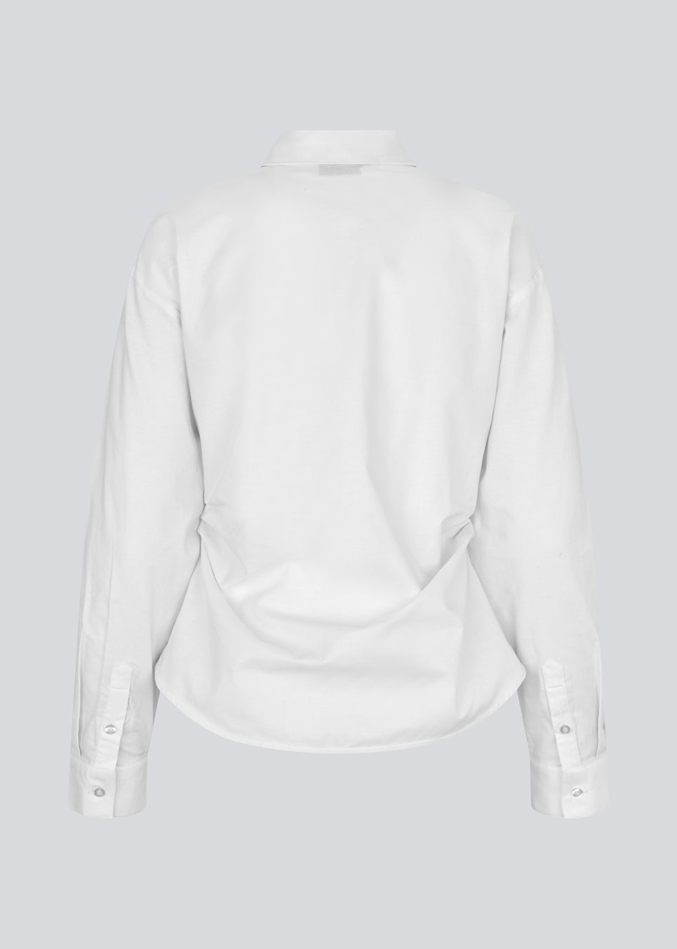 Moderne hvid skjorte med fiminint udtryk. Siobanmd shirt har klassiske detaljer som krave, knappelukning og lange ærmer. Rynkesyninger i taljen skaber en smuk, feminin silhuet. Fremstillet i 58 % økologisk bomuld.