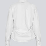 Moderne hvid skjorte med fiminint udtryk. Siobanmd shirt har klassiske detaljer som krave, knappelukning og lange ærmer. Rynkesyninger i taljen skaber en smuk, feminin silhuet. Fremstillet i 58 % økologisk bomuld.