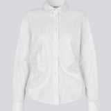 Moderne hvid skjorte med fiminint udtryk. Siobanmd shirt har klassiske detaljer som krave, knappelukning og lange ærmer. Rynkesyninger i taljen skaber en smuk, feminin silhuet. Fremstillet i 58 % økologisk bomuld.