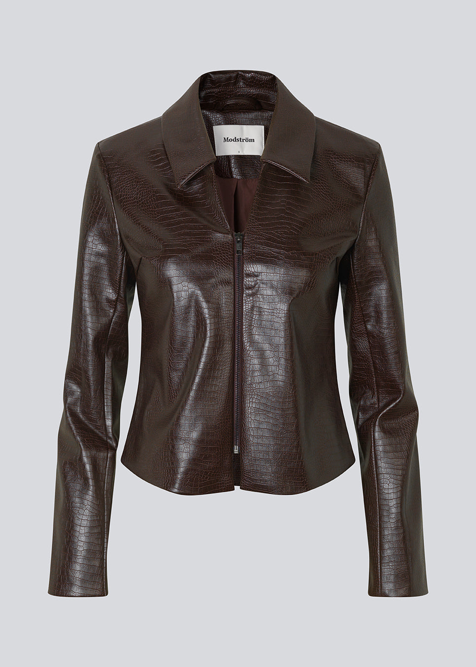 Figursyet jakke i imiteret skind med krokodilleeffekt, krave og lynlåslukning. Sixtenmd Jacket skiller sig ud med sin edgy stil og v-udskæring.