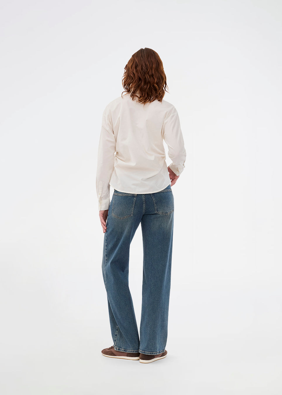 Cool basis jeans i vintage blue wash. Solangemd jeans har brede ben, bæltestropper, en skjult lynlåslukning samt rummelige lommer foran og bagpå. Et alsidigt must-have med råt og stilfuldt udtryk.
