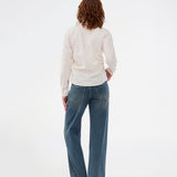 Cool basis jeans i vintage blue wash. Solangemd jeans har brede ben, bæltestropper, en skjult lynlåslukning samt rummelige lommer foran og bagpå. Et alsidigt must-have med råt og stilfuldt udtryk.
