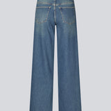 Cool basis jeans i vintage blue wash. Solangemd jeans har brede ben, bæltestropper, en skjult lynlåslukning samt rummelige lommer foran og bagpå. Et alsidigt must-have med råt og stilfuldt udtryk.
