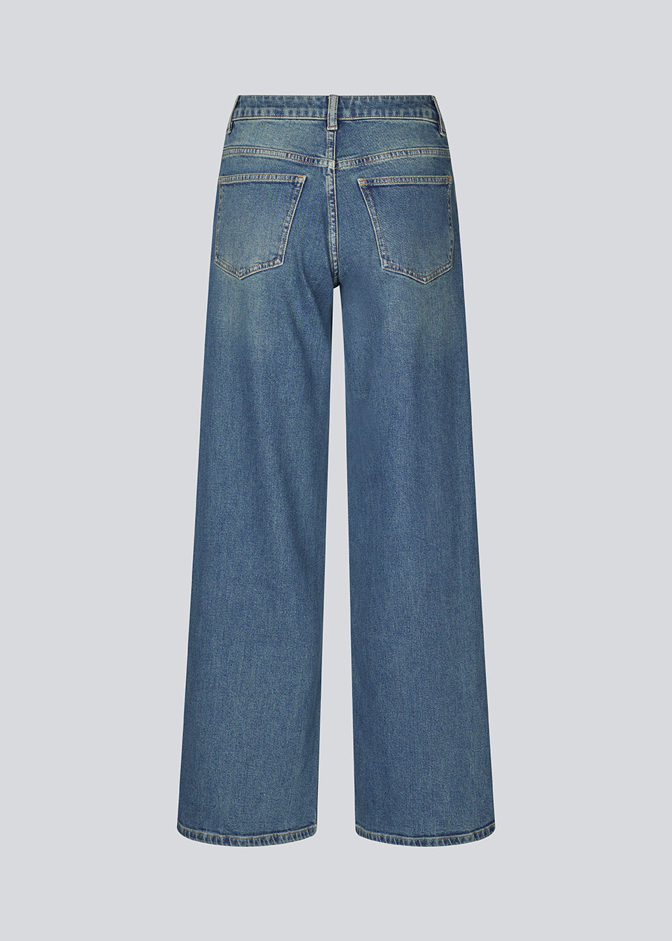 Cool basis jeans i vintage blue wash. Solangemd jeans har brede ben, bæltestropper, en skjult lynlåslukning samt rummelige lommer foran og bagpå. Et alsidigt must-have med råt og stilfuldt udtryk.