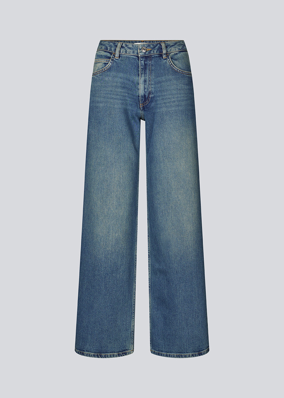 Cool basis jeans i vintage blue wash. Solangemd jeans har brede ben, bæltestropper, en skjult lynlåslukning samt rummelige lommer foran og bagpå. Et alsidigt must-have med råt og stilfuldt udtryk.
