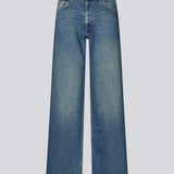 Cool basis jeans i vintage blue wash. Solangemd jeans har brede ben, bæltestropper, en skjult lynlåslukning samt rummelige lommer foran og bagpå. Et alsidigt must-have med råt og stilfuldt udtryk.