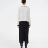 Figursyet sort midinederdel i mesh med hvide prikker og underskørt. Samalamd Print Skirt er lavet i 92% genanvendt polyester og kombinerer strækbarhed med komfort.