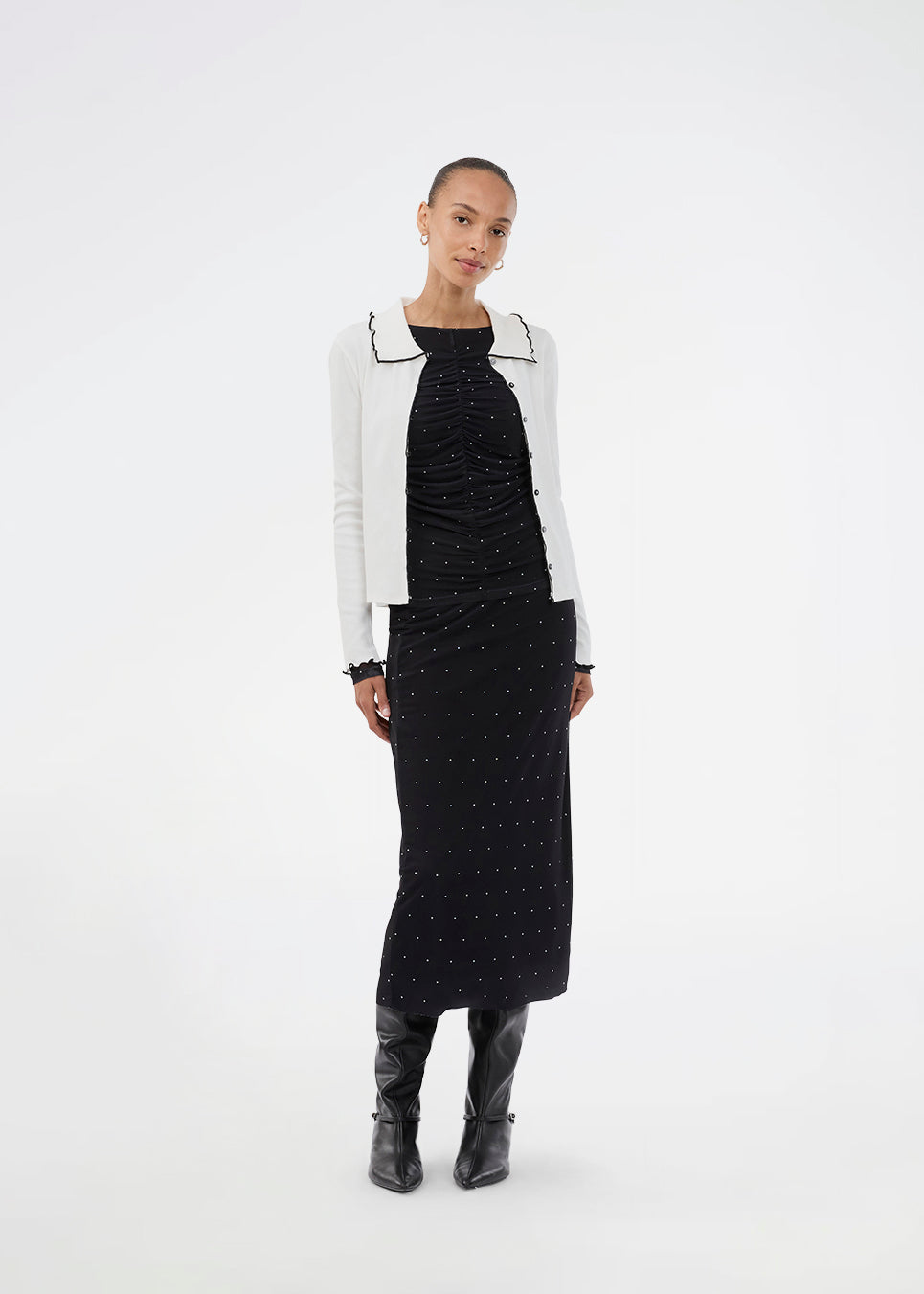 Figursyet sort midinederdel i mesh med hvide prikker og underskørt. Samalamd Print Skirt er lavet i 92% genanvendt polyester og kombinerer strækbarhed med komfort.