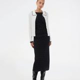 Figursyet sort midinederdel i mesh med hvide prikker og underskørt. Samalamd Print Skirt er lavet i 92% genanvendt polyester og kombinerer strækbarhed med komfort.