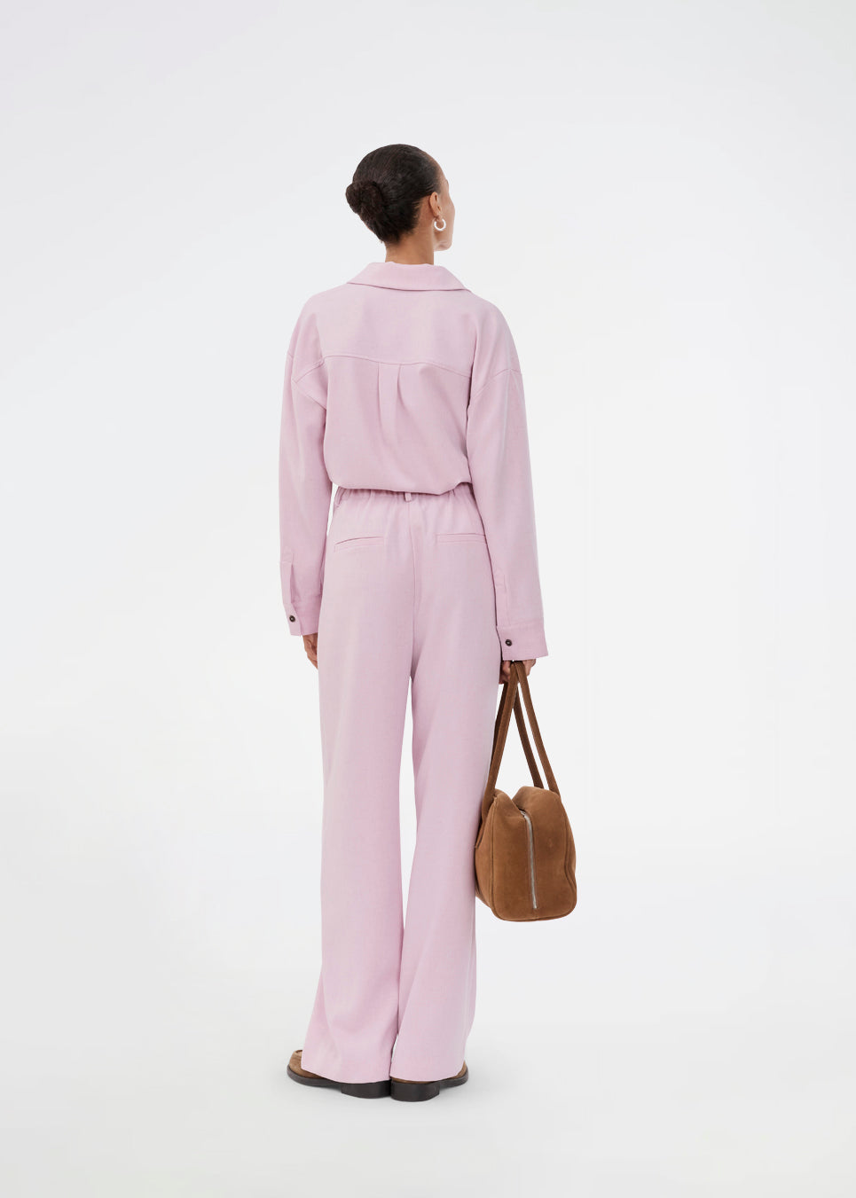 Vidde habitbukser i fin lyserød med bæltestropper, skjult lynlås og brun knap.Sophiemd Pants giver et feminint, moderne look – perfekt med t-shirt eller strik.