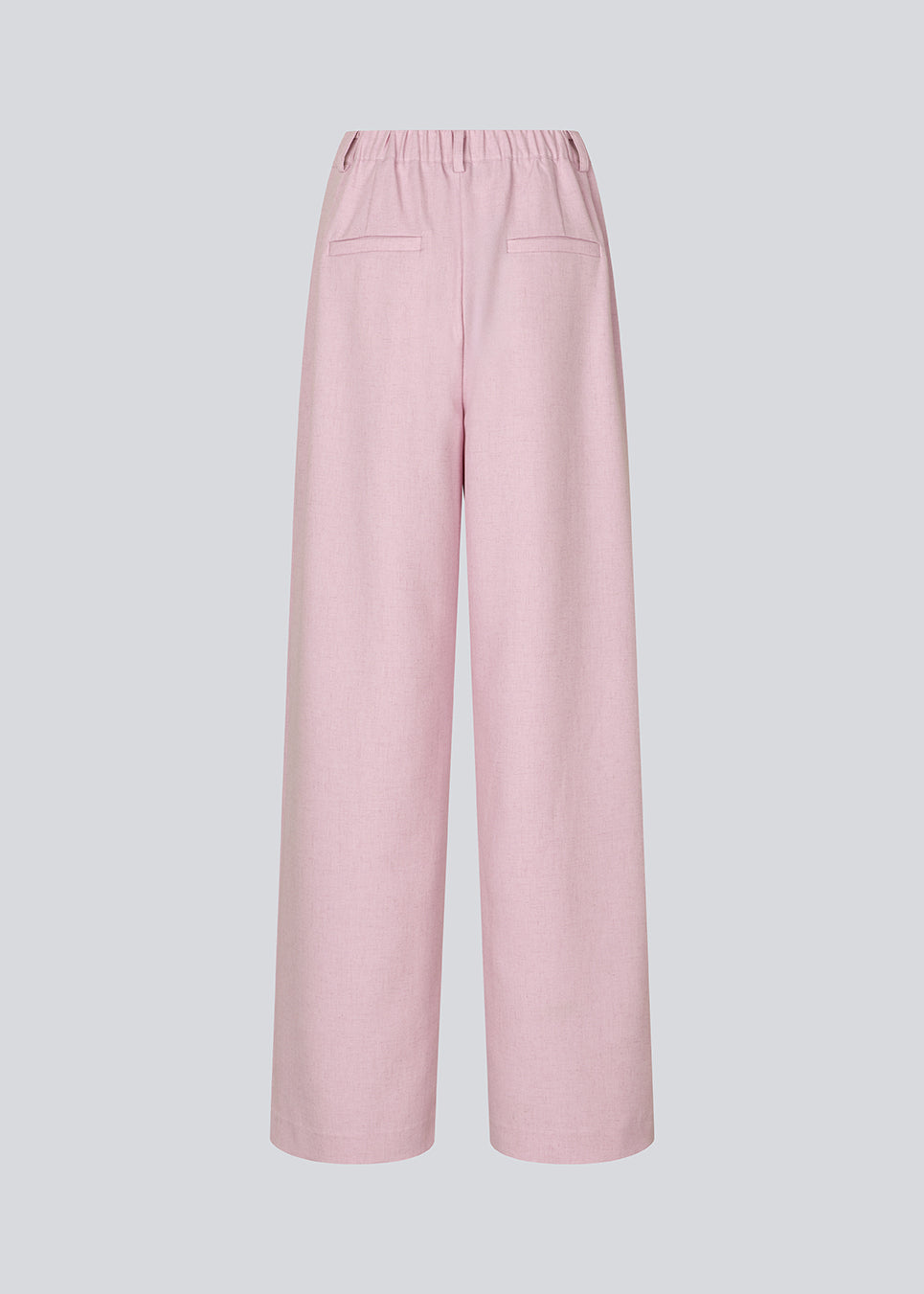 Vidde habitbukser i fin lyserød med bæltestropper, skjult lynlås og brun knap.Sophiemd Pants giver et feminint, moderne look – perfekt med t-shirt eller strik.