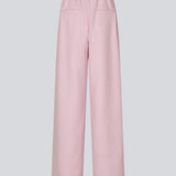 Vidde habitbukser i fin lyserød med bæltestropper, skjult lynlås og brun knap.Sophiemd Pants giver et feminint, moderne look – perfekt med t-shirt eller strik.