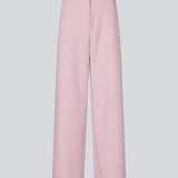 Vidde habitbukser i fin lyserød med bæltestropper, skjult lynlås og brun knap.Sophiemd Pants giver et feminint, moderne look – perfekt med t-shirt eller strik.