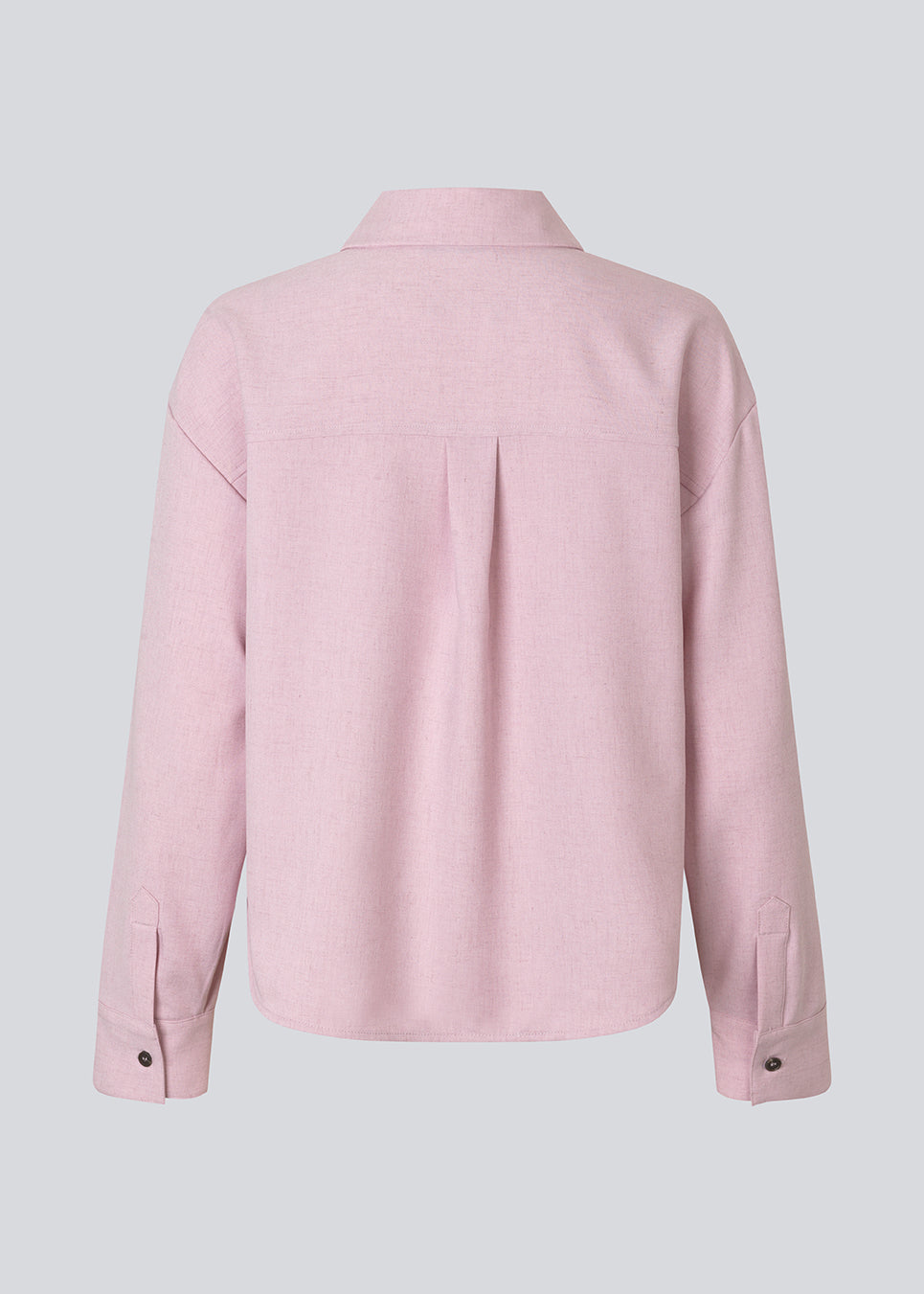 Fin lyserød skjorte med lommer, krave, lange ærmer og knappelukning. Sarahmd Shirt har slidser i siderne og et let, feminint udtryk.
