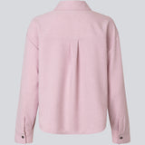 Fin lyserød skjorte med lommer, krave, lange ærmer og knappelukning. Sarahmd Shirt har slidser i siderne og et let, feminint udtryk.
