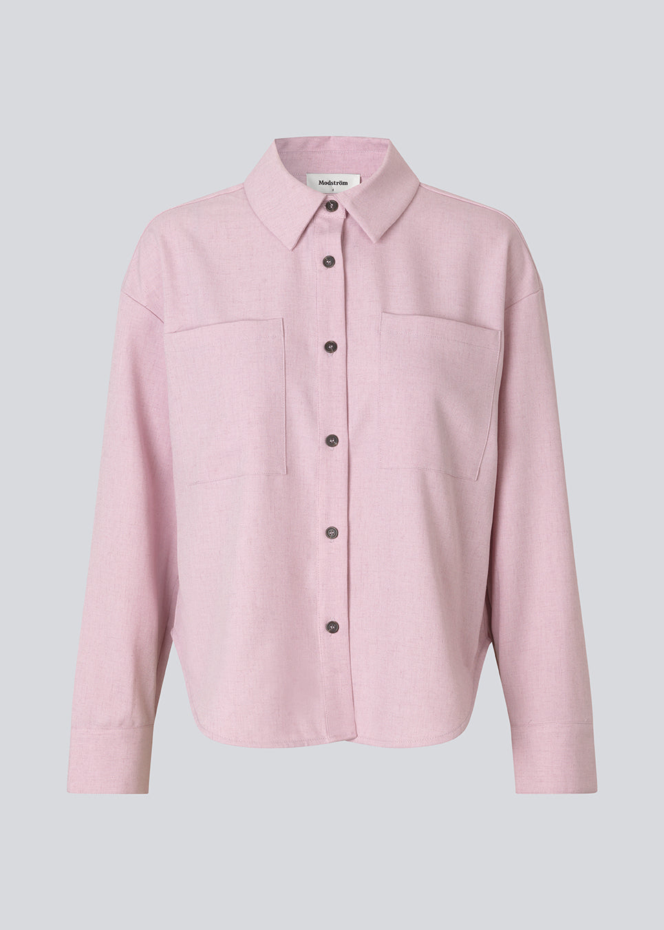 Fin lyserød skjorte med lommer, krave, lange ærmer og knappelukning. Sarahmd Shirt har slidser i siderne og et let, feminint udtryk.
