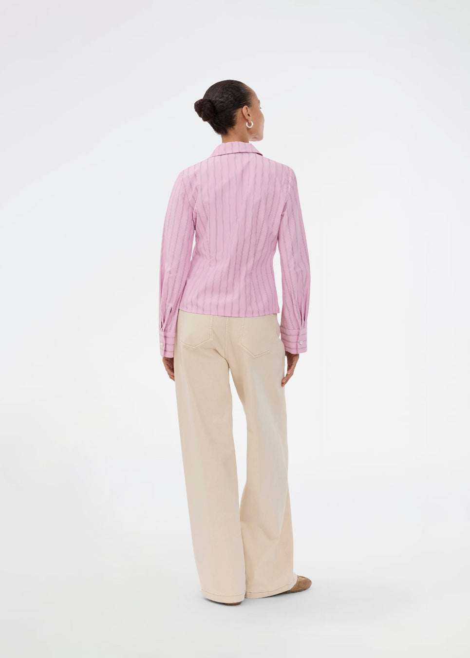Feminin skjorte i lyserød med striber. Starleemd shirt har krave, brede ærmer og skjult knappelukning. Det flatterende figursyede snit gør den nem at style med både nederdele, løse bukser og jeans.