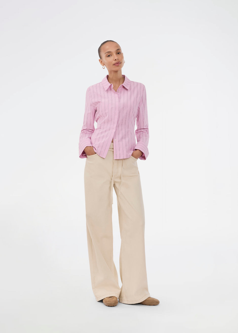 Feminin skjorte i lyserød med striber. Starleemd shirt har krave, brede ærmer og skjult knappelukning. Det flatterende figursyede snit gør den nem at style med både nederdele, løse bukser og jeans.