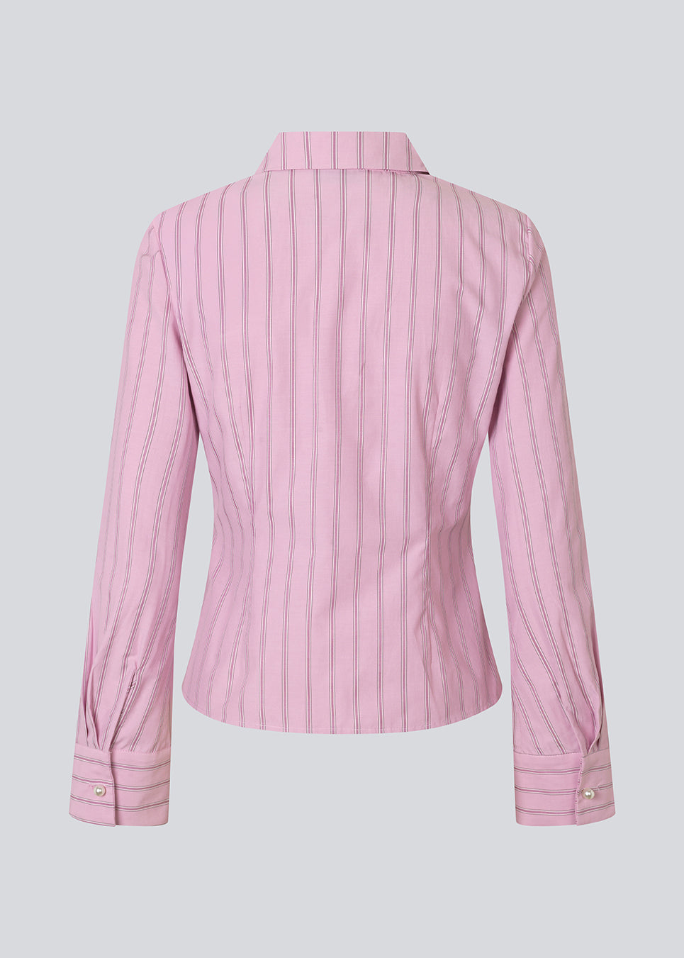 Feminin skjorte i lyserød med striber. Starleemd shirt har krave, brede ærmer og skjult knappelukning. Det flatterende figursyede snit gør den nem at style med både nederdele, løse bukser og jeans.
