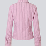 Feminin skjorte i lyserød med striber. Starleemd shirt har krave, brede ærmer og skjult knappelukning. Det flatterende figursyede snit gør den nem at style med både nederdele, løse bukser og jeans.