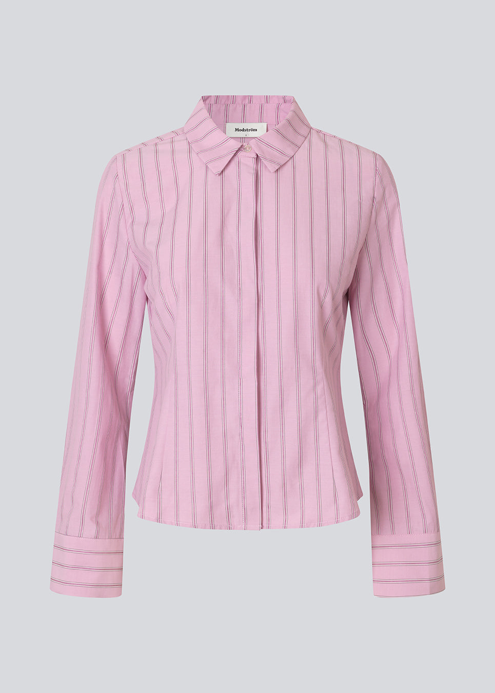 Feminin skjorte i lyserød med striber. Starleemd shirt har krave, brede ærmer og skjult knappelukning. Det flatterende figursyede snit gør den nem at style med både nederdele, løse bukser og jeans.