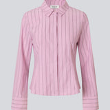 Feminin skjorte i lyserød med striber. Starleemd shirt har krave, brede ærmer og skjult knappelukning. Det flatterende figursyede snit gør den nem at style med både nederdele, løse bukser og jeans.