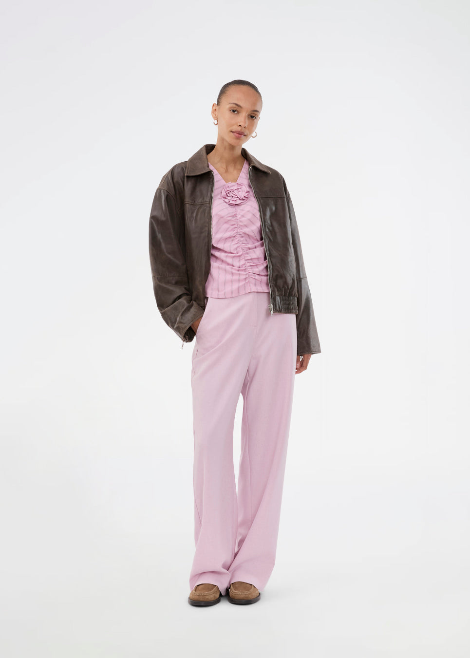 Figursyet feminin top med roseprint, rynkedetaljer, korte ærmer og V-udskæring. Starleemd Top kombinerer elegance og komfort med et moderne flatterende snit.