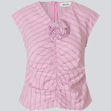 Figursyet feminin top med roseprint, rynkedetaljer, korte ærmer og V-udskæring. Starleemd Top kombinerer elegance og komfort med et moderne flatterende snit.