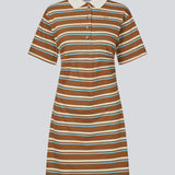 Kortærmet polo-kjole med striber. StetsonMD Polo Dress er figursyet og kort med brede ærmer. Den har krave, knapper og diskret brystlogo, der giver et sporty og stilfuldt udtryk.