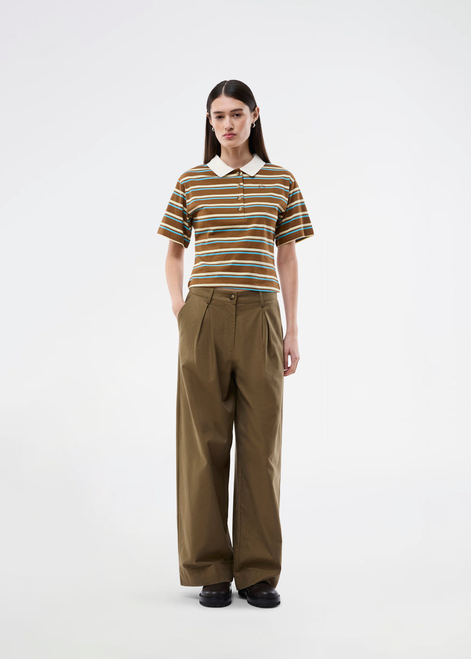 Kortærmet polo med striber. StetsonMD SS Polo er figursyet med brede ærmer og har krave, knapper samt diskret brystlogo. En sporty og moderne top, der kombinerer klassiske detaljer med et feminint fit.