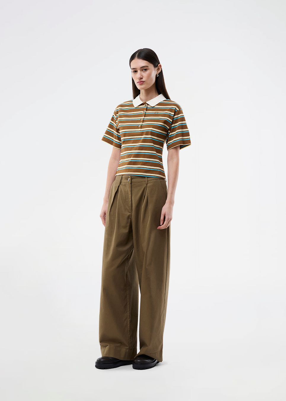 Kortærmet polo med striber. StetsonMD SS Polo er figursyet med brede ærmer og har krave, knapper samt diskret brystlogo. En sporty og moderne top, der kombinerer klassiske detaljer med et feminint fit.