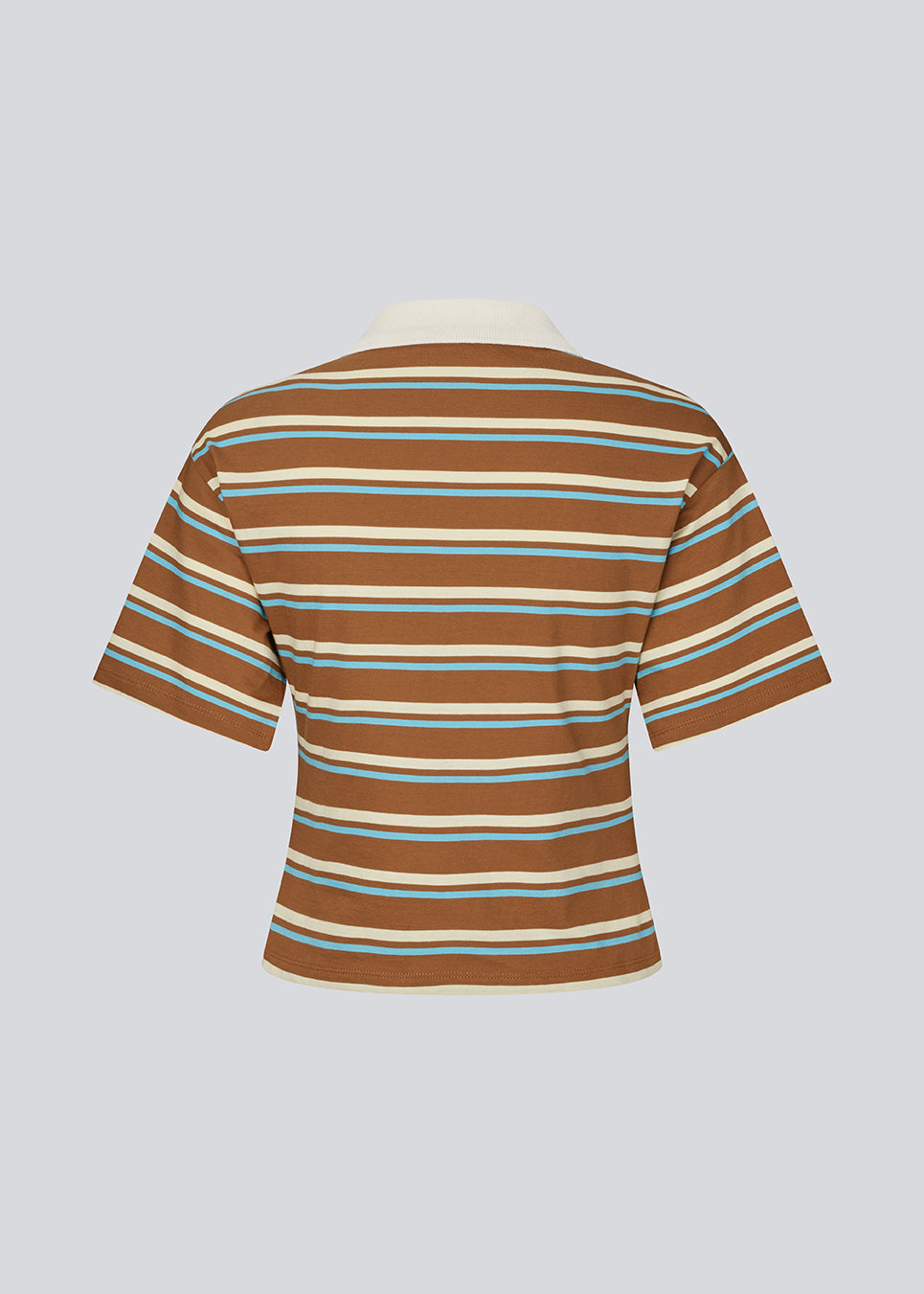 Kortærmet polo med striber. StetsonMD SS Polo er figursyet med brede ærmer og har krave, knapper samt diskret brystlogo. En sporty og moderne top, der kombinerer klassiske detaljer med et feminint fit.