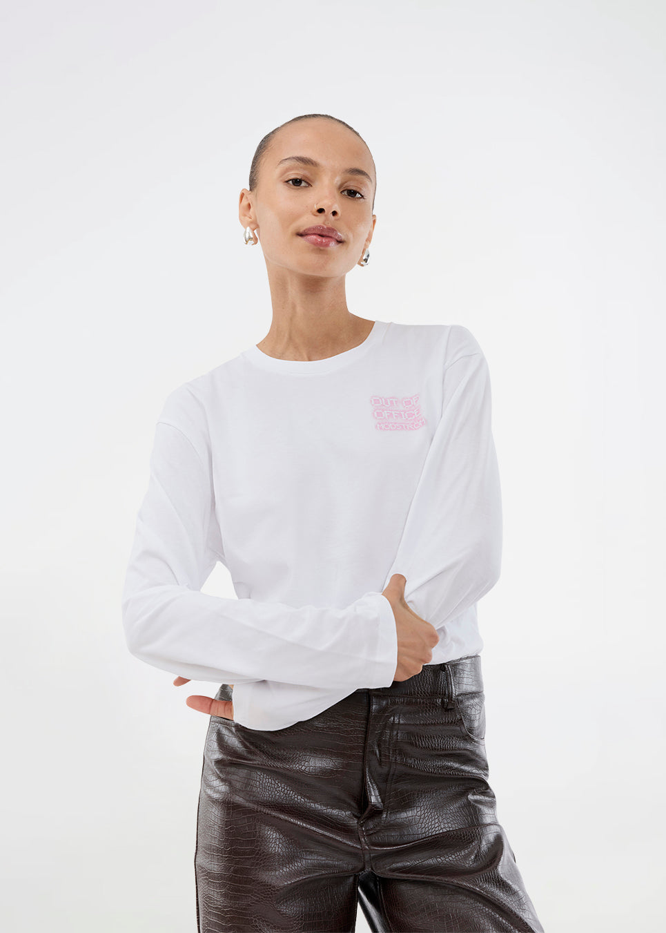 Langærmet hvid T-shirt i 100% økologisk bomuld med "Out of Office"-print på brystet. Sugarmd LS shirt er et casual, men cool valg til hverdagen med citatet i en frisk lyserød farve.