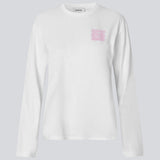 Langærmet hvid T-shirt i 100% økologisk bomuld med "Out of Office"-print på brystet. Sugarmd LS shirt er et casual, men cool valg til hverdagen med citatet i en frisk lyserød farve.