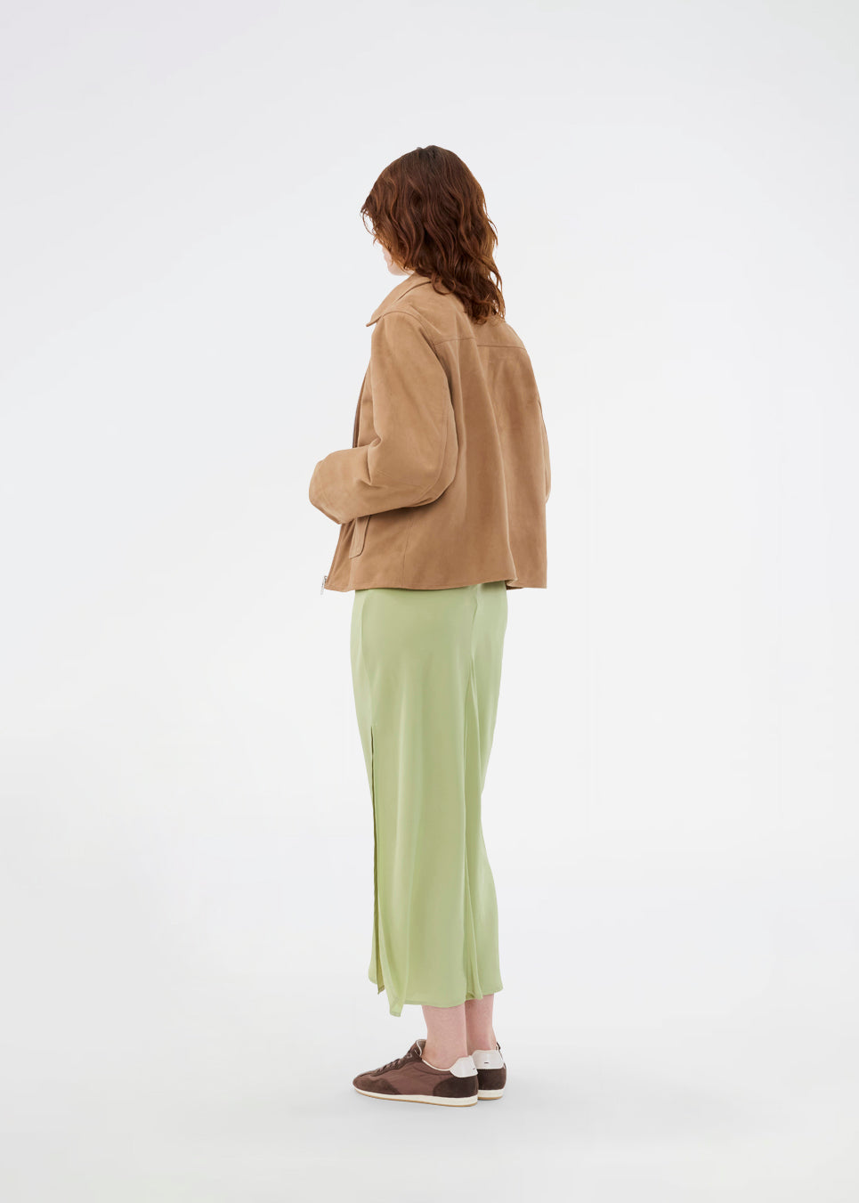 Læderjakke med løs pasform i 100% lamme læder. Susenmd suede jacket har en lynlås lukning, skjortekrave og to forlommer.
