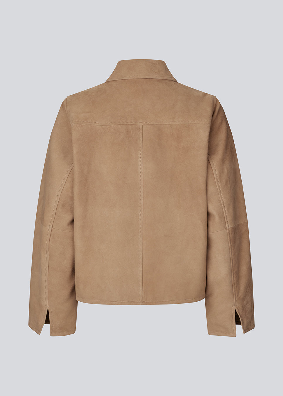 Læderjakke med løs pasform i 100% lamme læder. Susenmd suede jacket har en lynlås lukning, skjortekrave og to forlommer.