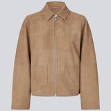Læderjakke med løs pasform i 100% lamme læder. Susenmd suede jacket har en lynlås lukning, skjortekrave og to forlommer.