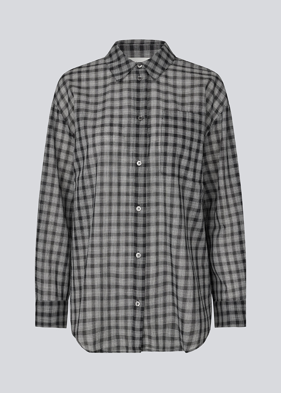 Cool oversized skjorte i tern med krave, lange ærmer og klassisk knappelukning. Suttonmd Shirt tilføjer et afslappet og stilrent touch til din hverdagsgarderobe.