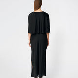 Tailormd Cape er en elegant satin-cape, der tilfører et raffineret og dramatisk udtryk til ethvert outfit. Designet falder let over skuldrene og lukkes foran med en dekorativ knudedetalje, som skaber et blødt, flydende fald. Brug den over en kjole til særlige anledninger eller som et eksklusivt lag over en enkel top for et sofistikeret look.&nbsp;